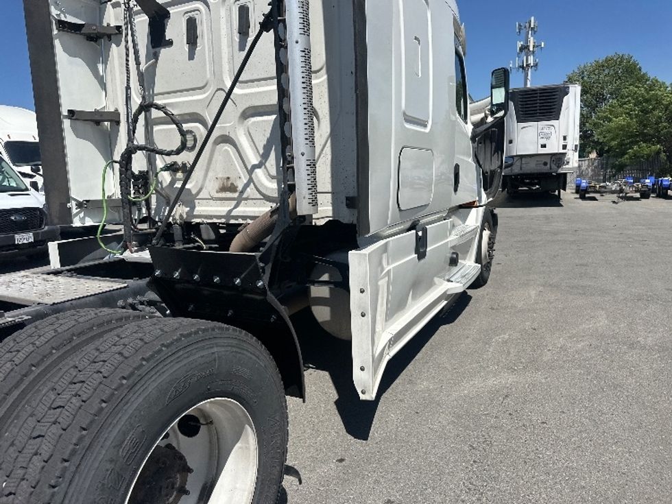 Sleeper Tractor-Heavy Duty Tractors-Freightliner-2020-T12664ST-West Sacramento-CA-605,113\n\t\tmiles-$ 62,500 - Image 24