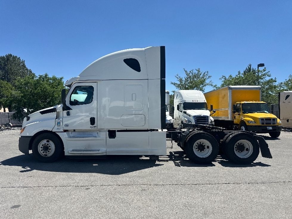 Sleeper Tractor-Heavy Duty Tractors-Freightliner-2020-T12664ST-West Sacramento-CA-605,113\n\t\tmiles-$ 62,500 - Image 4