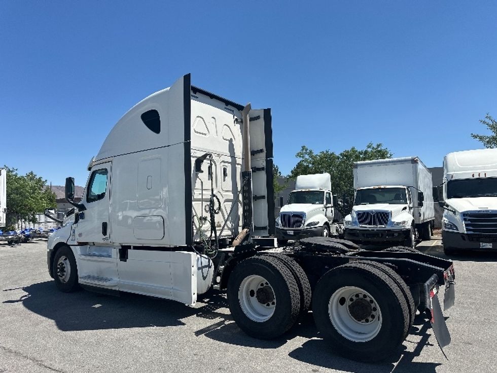 Sleeper Tractor-Heavy Duty Tractors-Freightliner-2020-T12664ST-West Sacramento-CA-605,113\n\t\tmiles-$ 62,500 - Image 5