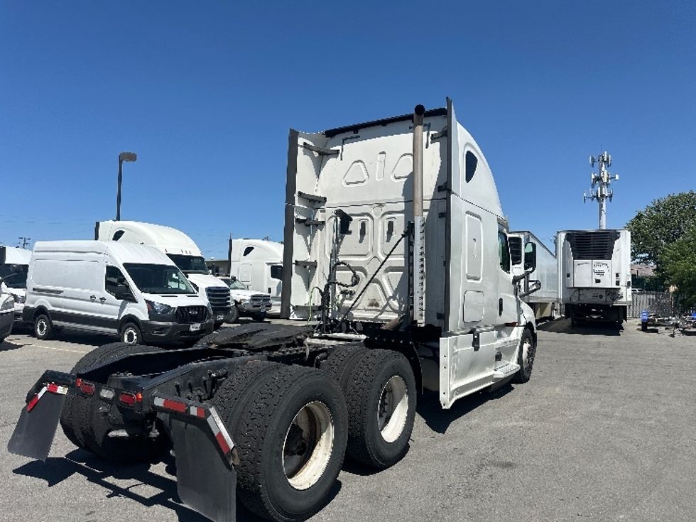 Sleeper Tractor-Heavy Duty Tractors-Freightliner-2020-T12664ST-West Sacramento-CA-605,113\n\t\tmiles-$ 62,500 - Image 7