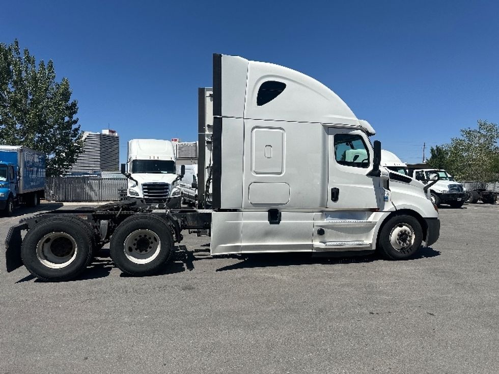 Sleeper Tractor-Heavy Duty Tractors-Freightliner-2020-T12664ST-West Sacramento-CA-605,113\n\t\tmiles-$ 62,500 - Image 8