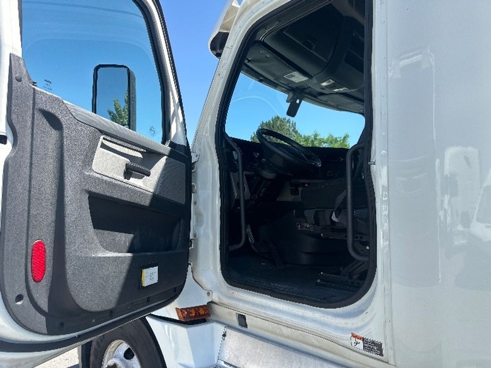 Sleeper Tractor-Heavy Duty Tractors-Freightliner-2020-T12664ST-West Sacramento-CA-605,113\n\t\tmiles-$ 62,500 - Image 9