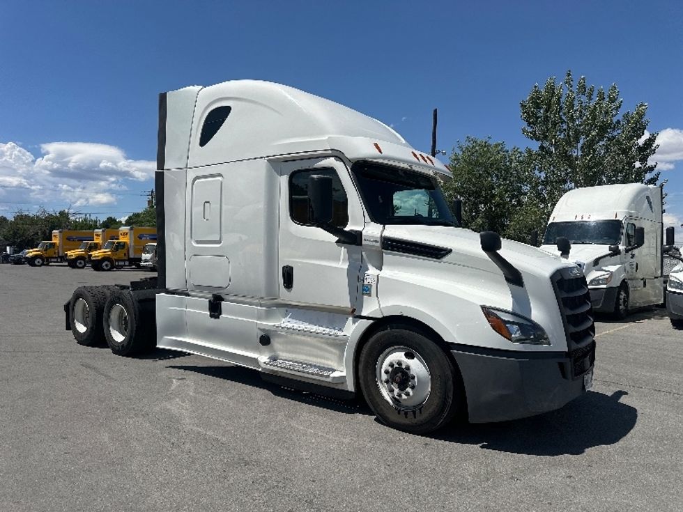 Sleeper Tractor-Heavy Duty Tractors-Freightliner-2020-T12664ST-West Sacramento-CA-621,615\n\t\tmiles-$ 61,250 - Image 1