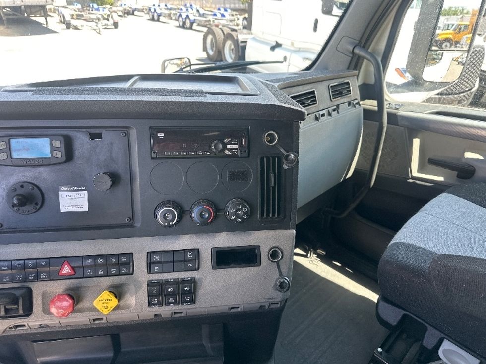 Sleeper Tractor-Heavy Duty Tractors-Freightliner-2020-T12664ST-West Sacramento-CA-621,615\n\t\tmiles-$ 61,250 - Image 12