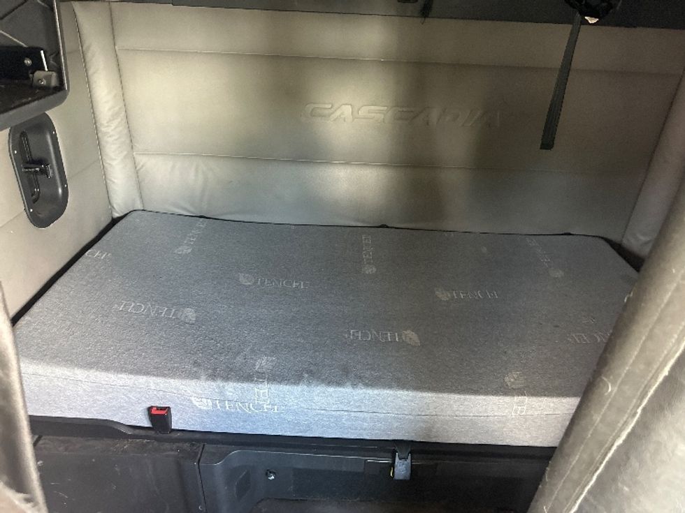 Sleeper Tractor-Heavy Duty Tractors-Freightliner-2020-T12664ST-West Sacramento-CA-621,615\n\t\tmiles-$ 61,250 - Image 16