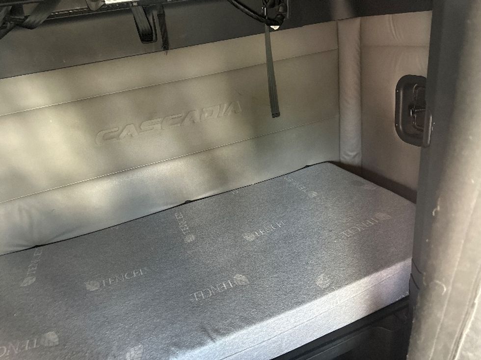 Sleeper Tractor-Heavy Duty Tractors-Freightliner-2020-T12664ST-West Sacramento-CA-621,615\n\t\tmiles-$ 61,250 - Image 17