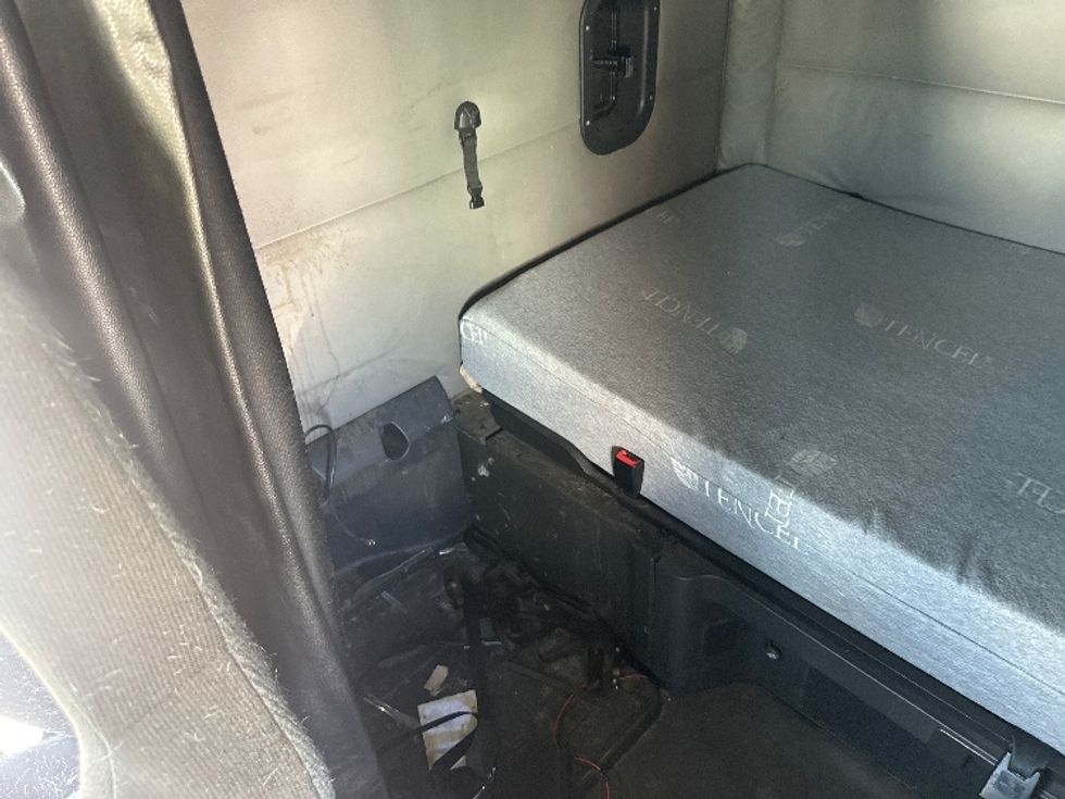 Sleeper Tractor-Heavy Duty Tractors-Freightliner-2020-T12664ST-West Sacramento-CA-621,615\n\t\tmiles-$ 61,250 - Image 19