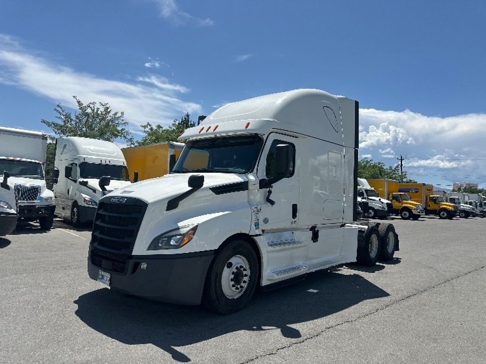 Sleeper Tractor-Heavy Duty Tractors-Freightliner-2020-T12664ST-West Sacramento-CA-621,615\n\t\tmiles-$ 61,250 - Image 3