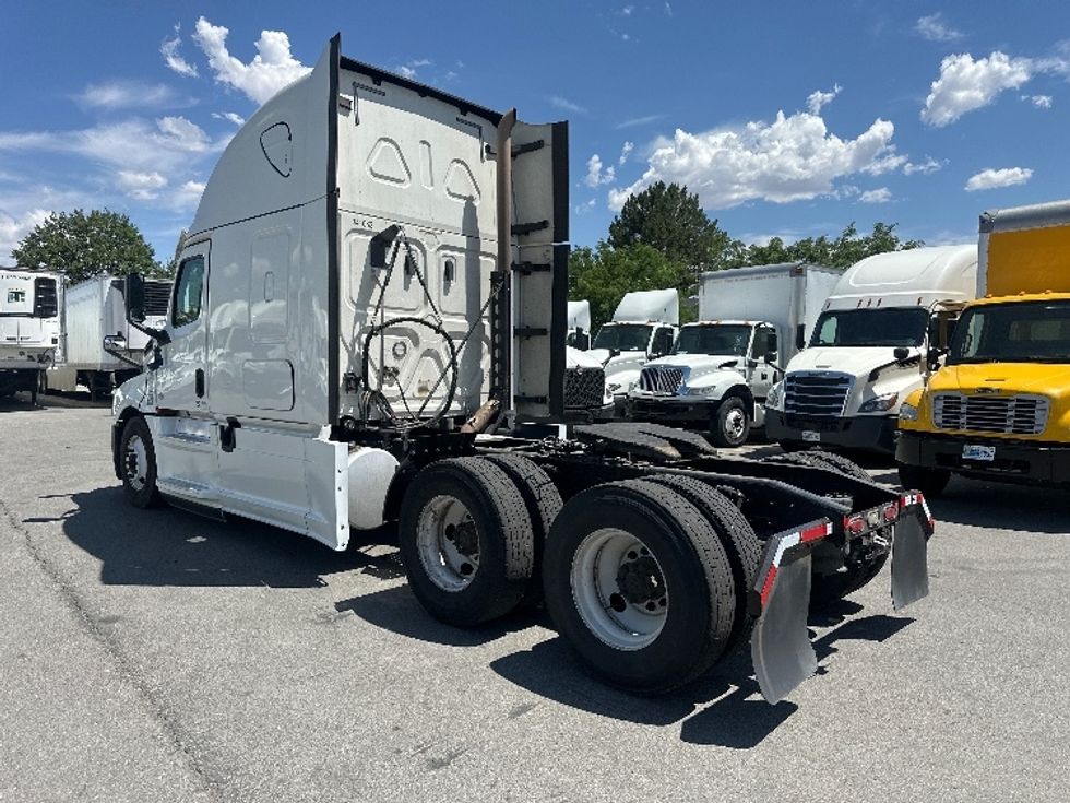 Sleeper Tractor-Heavy Duty Tractors-Freightliner-2020-T12664ST-West Sacramento-CA-621,615\n\t\tmiles-$ 61,250 - Image 5