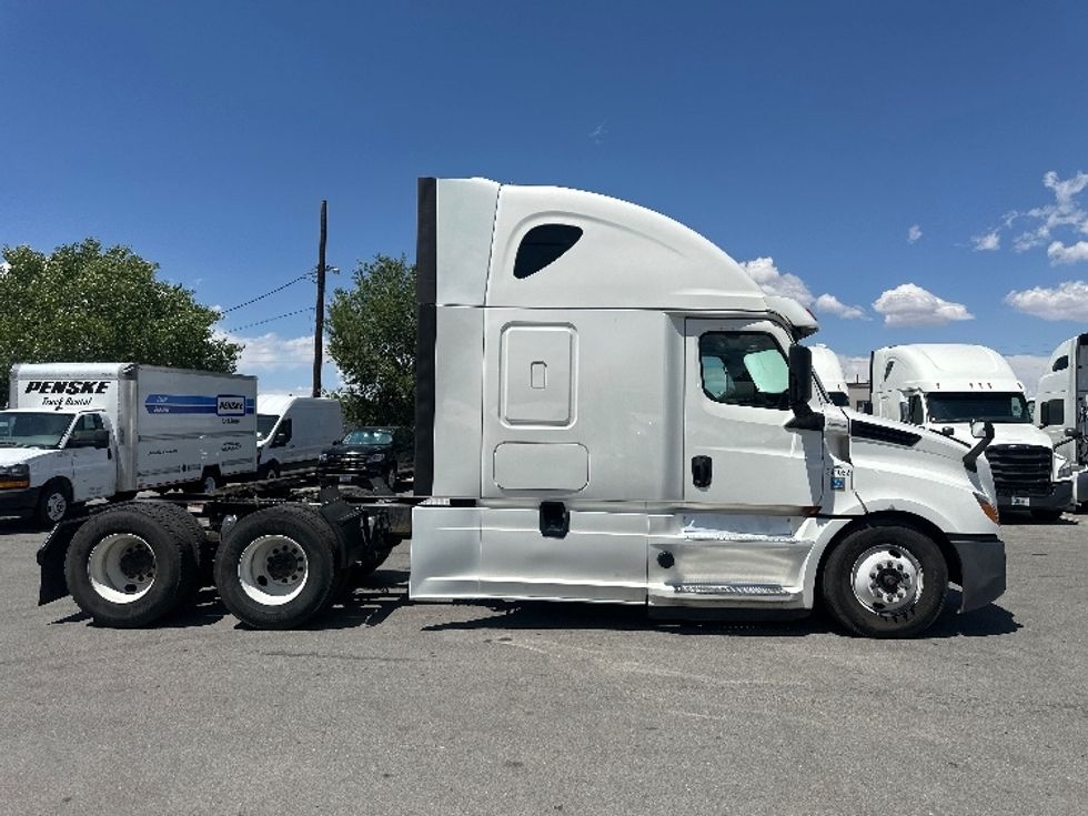 Sleeper Tractor-Heavy Duty Tractors-Freightliner-2020-T12664ST-West Sacramento-CA-621,615\n\t\tmiles-$ 61,250 - Image 8