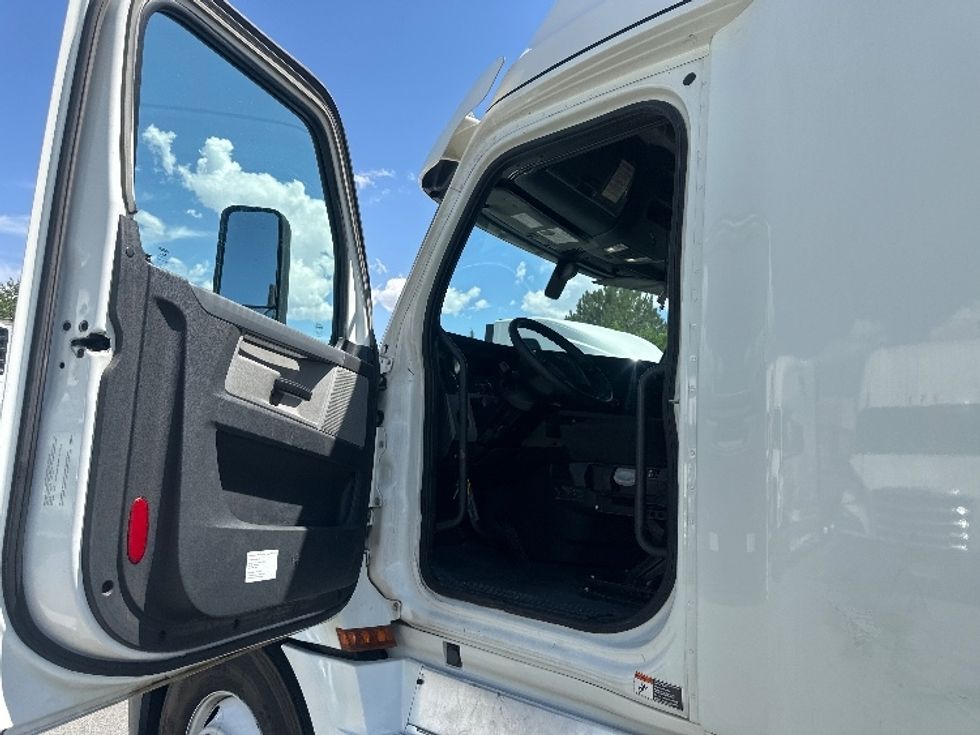 Sleeper Tractor-Heavy Duty Tractors-Freightliner-2020-T12664ST-West Sacramento-CA-621,615\n\t\tmiles-$ 61,250 - Image 9