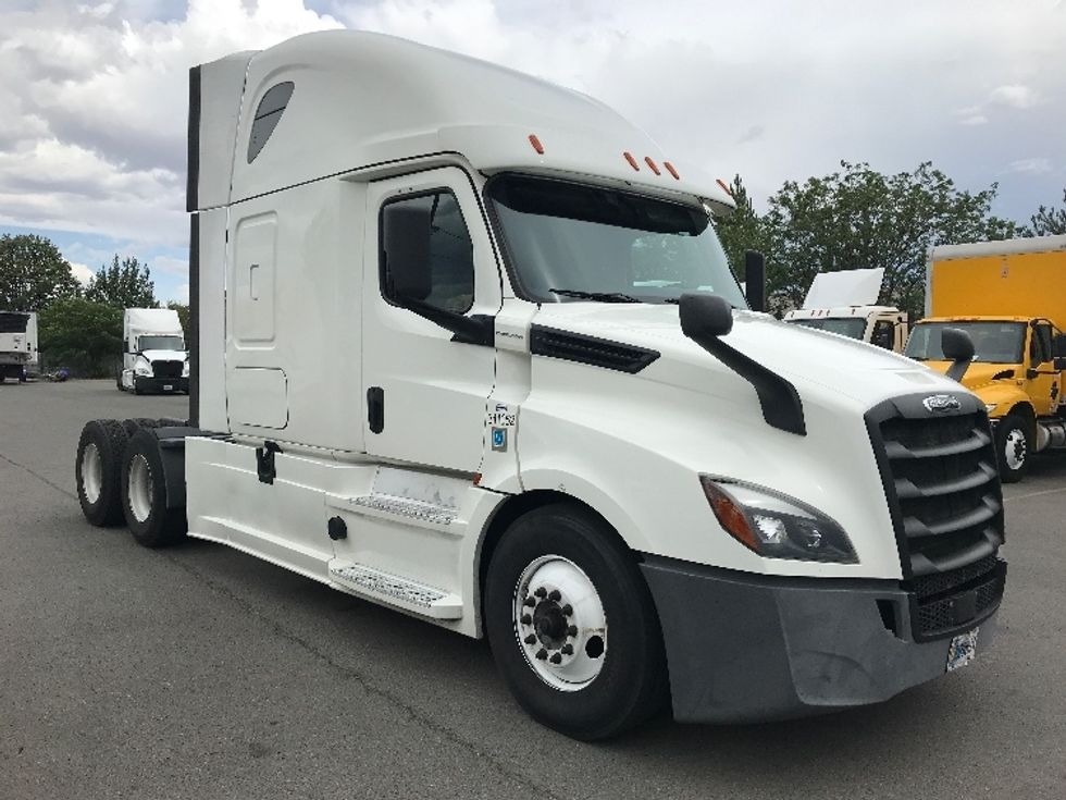 Sleeper Tractor-Heavy Duty Tractors-Freightliner-2020-T12664ST-West Sacramento-CA-633,850\n\t\tmiles-$ 60,250 - Image 1