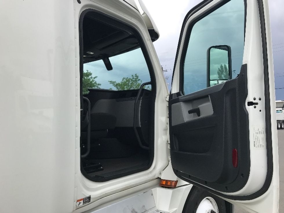 Sleeper Tractor-Heavy Duty Tractors-Freightliner-2020-T12664ST-West Sacramento-CA-633,850\n\t\tmiles-$ 60,250 - Image 13