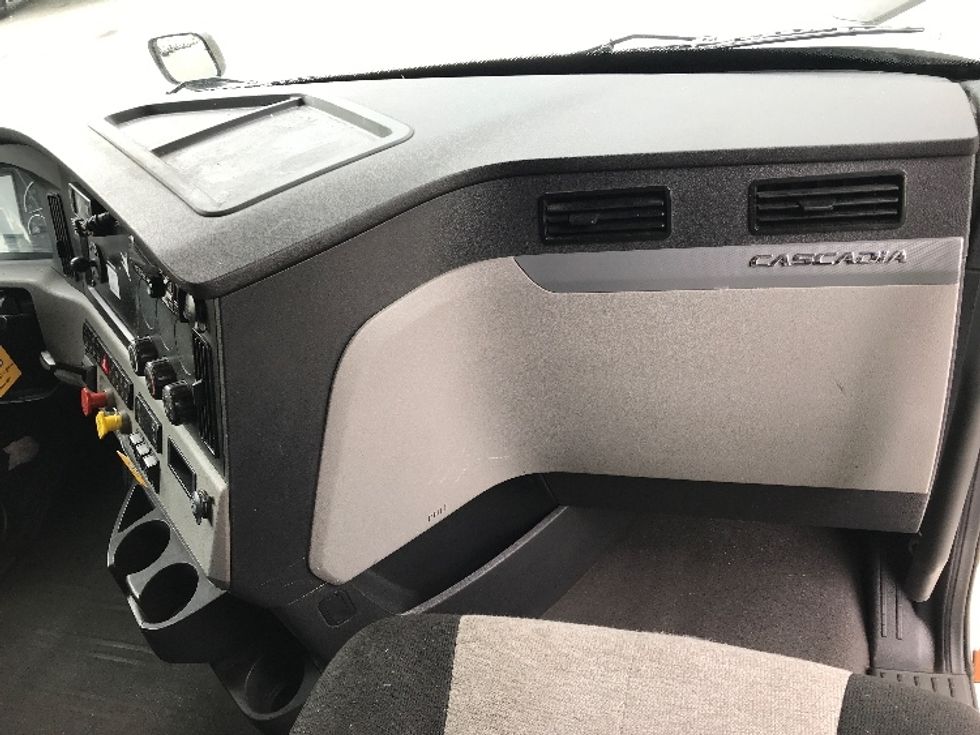 Sleeper Tractor-Heavy Duty Tractors-Freightliner-2020-T12664ST-West Sacramento-CA-633,850\n\t\tmiles-$ 60,250 - Image 14