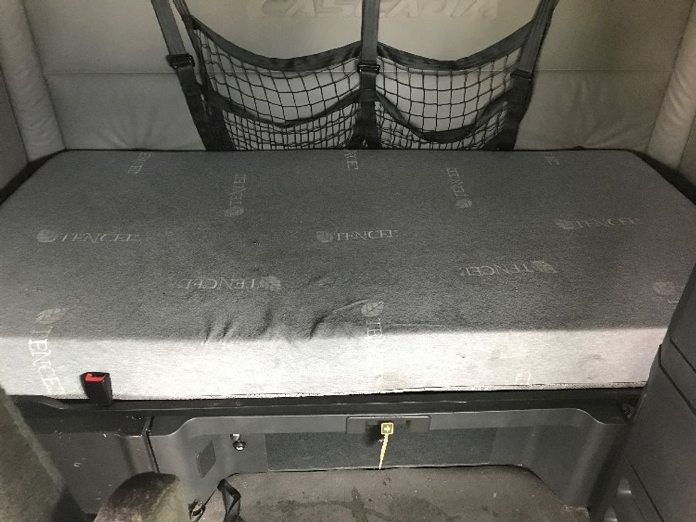 Sleeper Tractor-Heavy Duty Tractors-Freightliner-2020-T12664ST-West Sacramento-CA-633,850\n\t\tmiles-$ 60,250 - Image 16