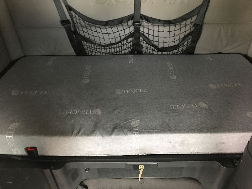 Sleeper Tractor-Heavy Duty Tractors-Freightliner-2020-T12664ST-West Sacramento-CA-633,850\n\t\tmiles-$ 60,250 - Image 17