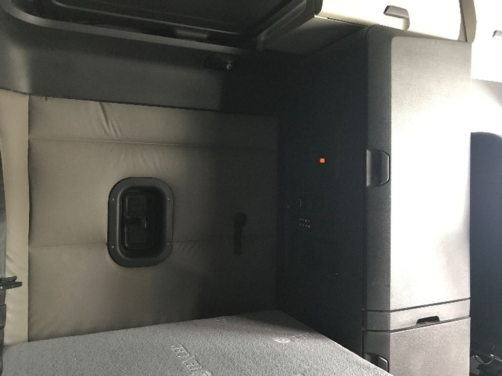 Sleeper Tractor-Heavy Duty Tractors-Freightliner-2020-T12664ST-West Sacramento-CA-633,850\n\t\tmiles-$ 60,250 - Image 18