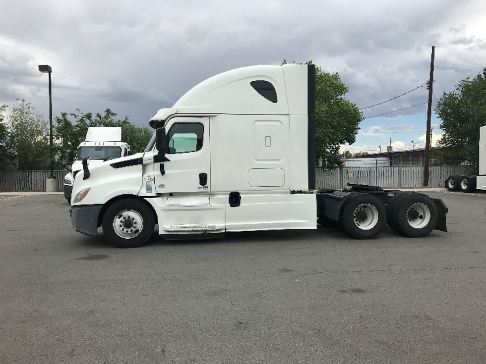 Sleeper Tractor-Heavy Duty Tractors-Freightliner-2020-T12664ST-West Sacramento-CA-633,850\n\t\tmiles-$ 60,250 - Image 4