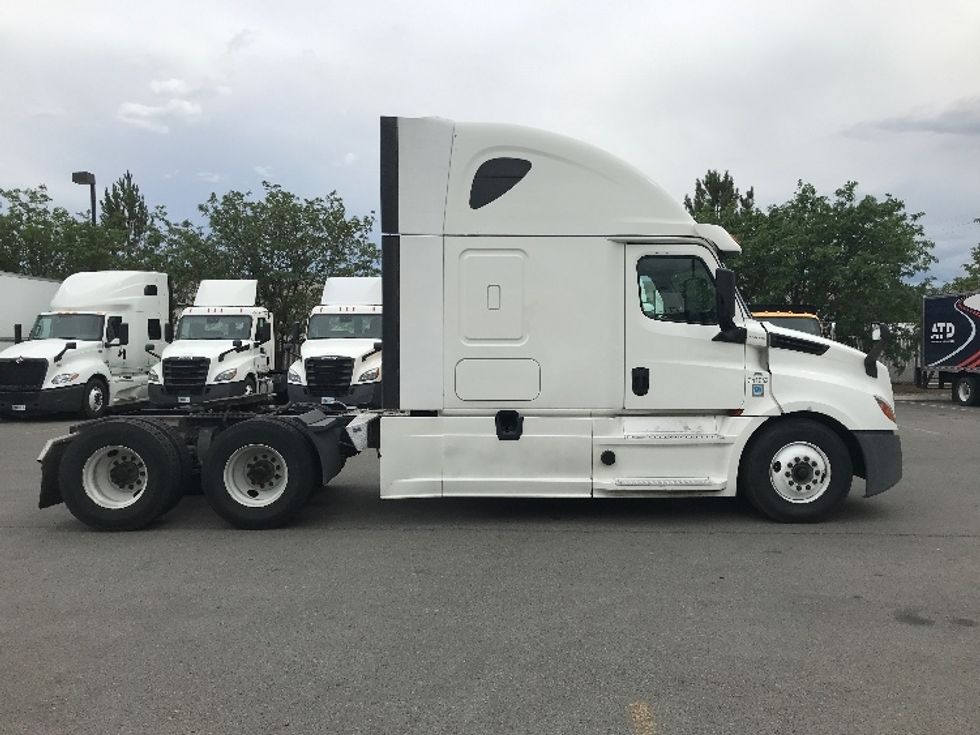 Sleeper Tractor-Heavy Duty Tractors-Freightliner-2020-T12664ST-West Sacramento-CA-633,850\n\t\tmiles-$ 60,250 - Image 8