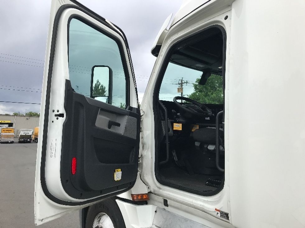 Sleeper Tractor-Heavy Duty Tractors-Freightliner-2020-T12664ST-West Sacramento-CA-633,850\n\t\tmiles-$ 60,250 - Image 9