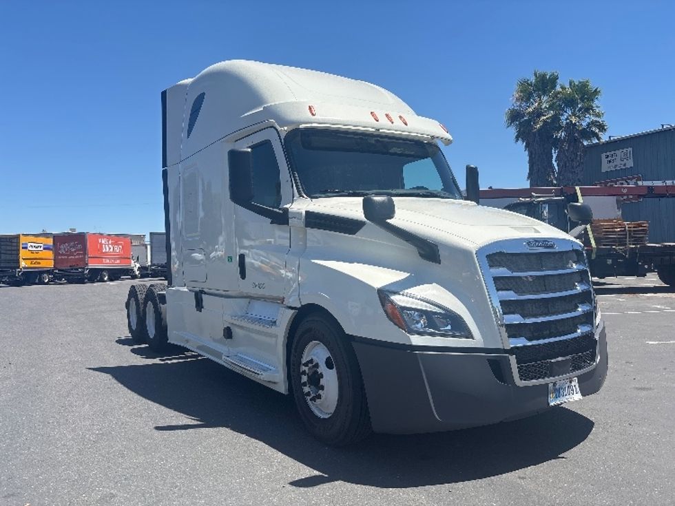 Sleeper Tractor-Heavy Duty Tractors-Freightliner-2020-T12664ST-West Sacramento-CA-639,800\n\t\tmiles-$ 52,000 - Image 1