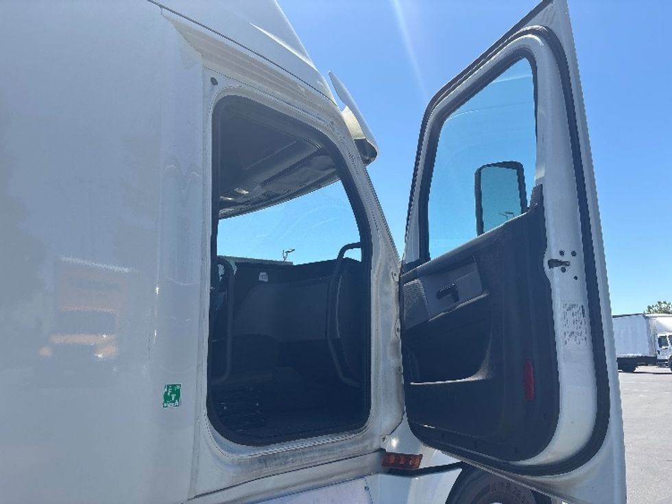 Sleeper Tractor-Heavy Duty Tractors-Freightliner-2020-T12664ST-West Sacramento-CA-639,800\n\t\tmiles-$ 52,000 - Image 12