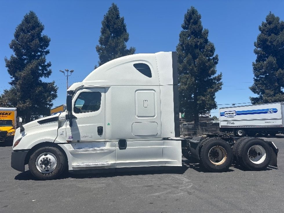 Sleeper Tractor-Heavy Duty Tractors-Freightliner-2020-T12664ST-West Sacramento-CA-639,800\n\t\tmiles-$ 52,000 - Image 4
