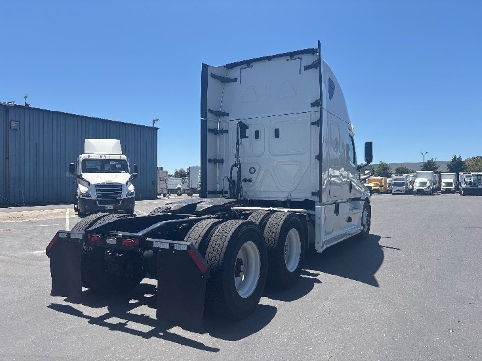 Sleeper Tractor-Heavy Duty Tractors-Freightliner-2020-T12664ST-West Sacramento-CA-639,800\n\t\tmiles-$ 52,000 - Image 7