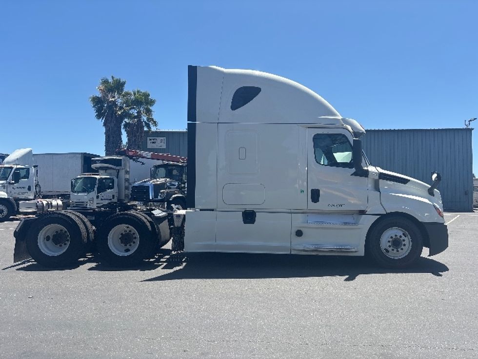 Sleeper Tractor-Heavy Duty Tractors-Freightliner-2020-T12664ST-West Sacramento-CA-639,800\n\t\tmiles-$ 52,000 - Image 8