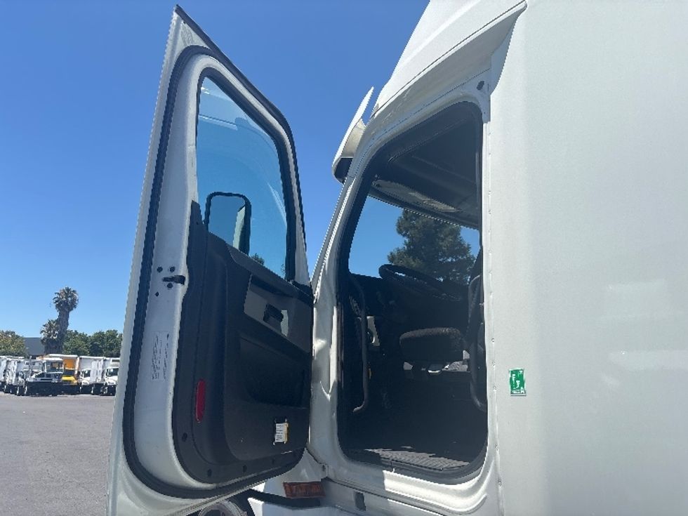 Sleeper Tractor-Heavy Duty Tractors-Freightliner-2020-T12664ST-West Sacramento-CA-639,800\n\t\tmiles-$ 52,000 - Image 9