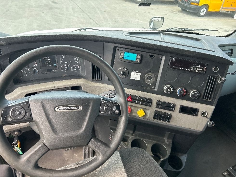 Sleeper Tractor-Heavy Duty Tractors-Freightliner-2020-T12664ST-West Sacramento-CA-648,112\n\t\tmiles-$ 58,250 - Image 11