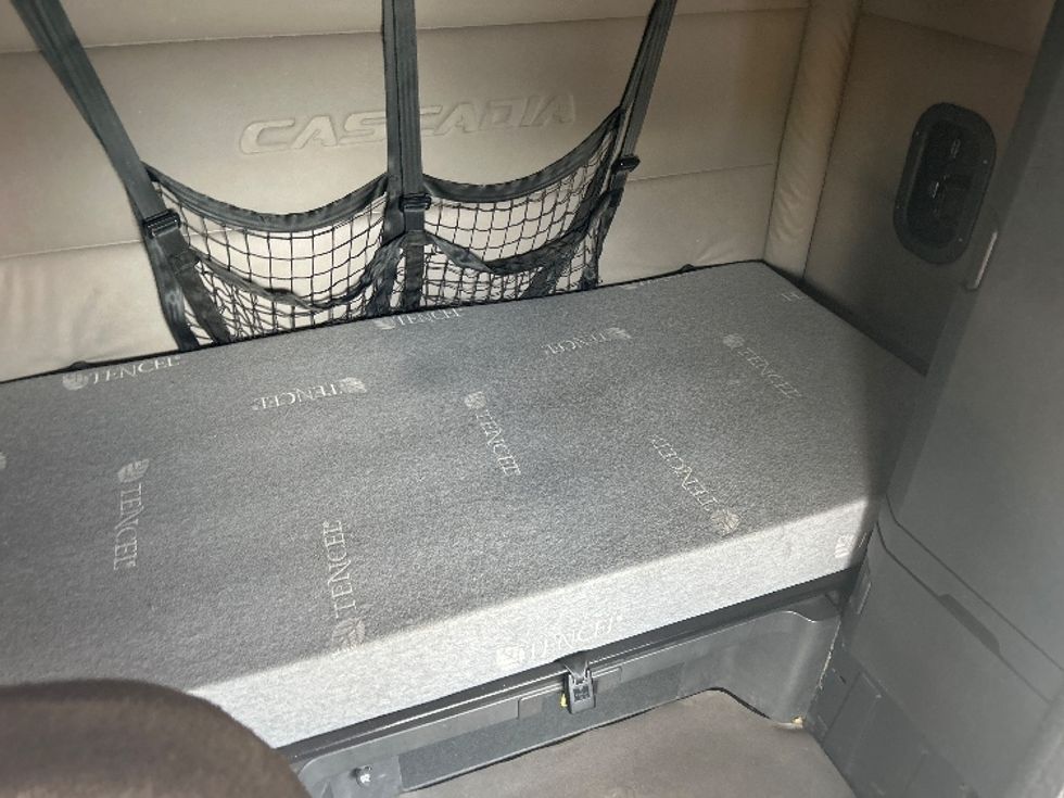 Sleeper Tractor-Heavy Duty Tractors-Freightliner-2020-T12664ST-West Sacramento-CA-648,112\n\t\tmiles-$ 58,250 - Image 16