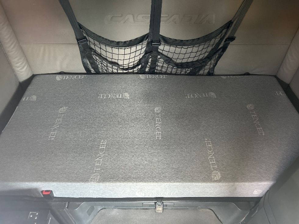 Sleeper Tractor-Heavy Duty Tractors-Freightliner-2020-T12664ST-West Sacramento-CA-648,112\n\t\tmiles-$ 58,250 - Image 17