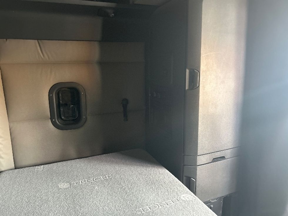 Sleeper Tractor-Heavy Duty Tractors-Freightliner-2020-T12664ST-West Sacramento-CA-648,112\n\t\tmiles-$ 58,250 - Image 18