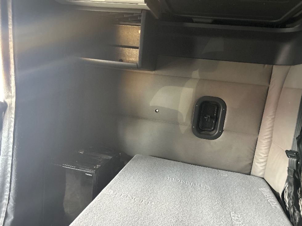 Sleeper Tractor-Heavy Duty Tractors-Freightliner-2020-T12664ST-West Sacramento-CA-648,112\n\t\tmiles-$ 58,250 - Image 19