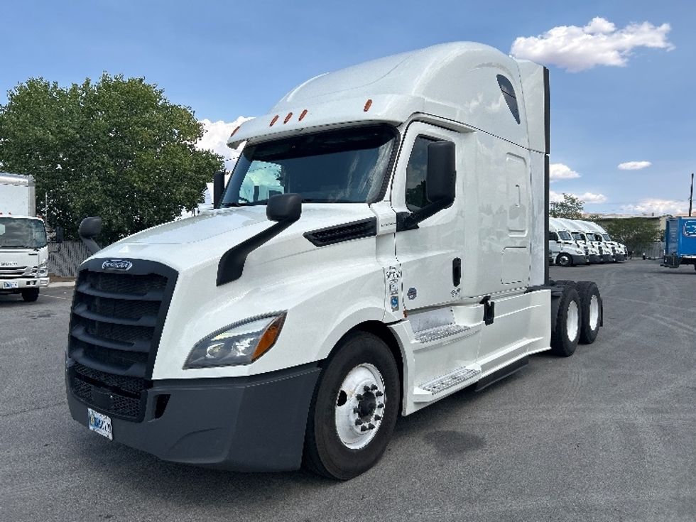 2020 Freightliner Cascadia 126" Sleeper Cab photo 3