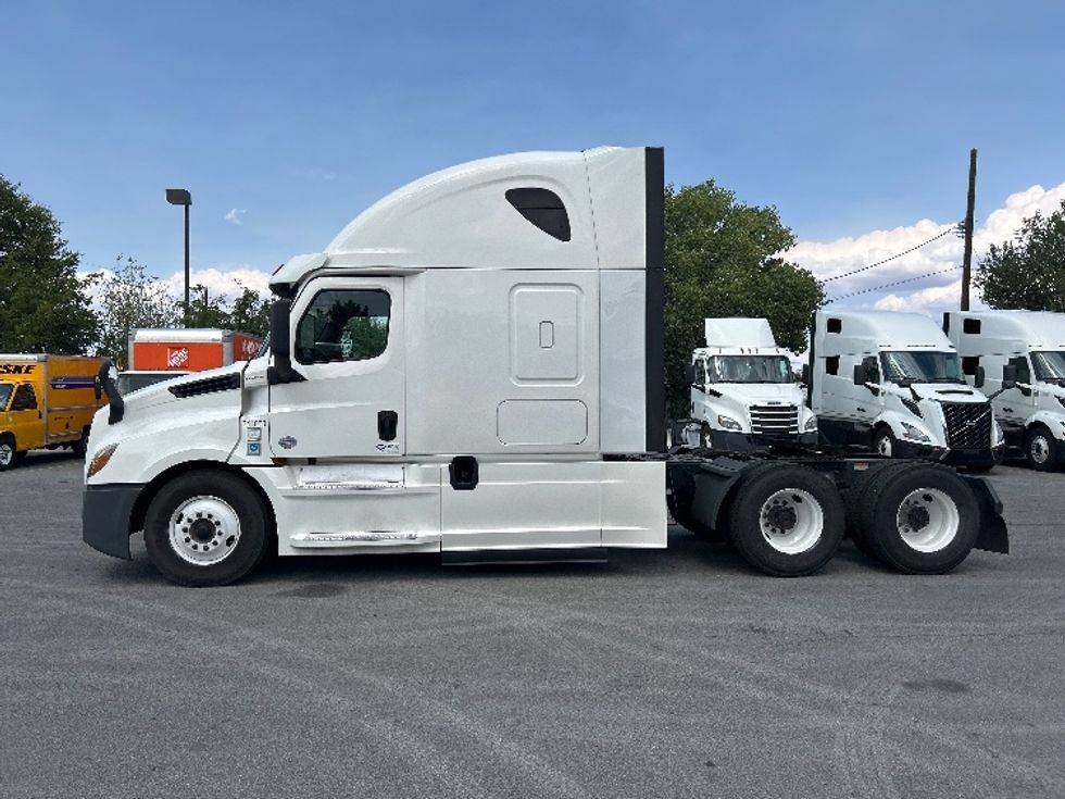 2020 Freightliner Cascadia 126" Sleeper Cab photo 4