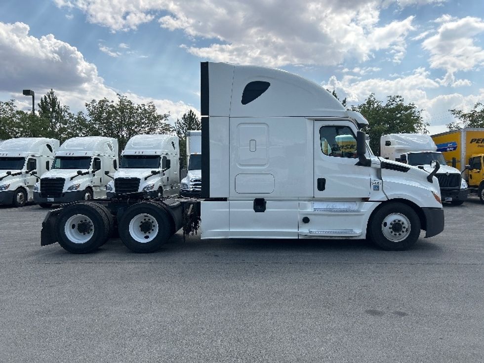 Sleeper Tractor-Heavy Duty Tractors-Freightliner-2020-T12664ST-West Sacramento-CA-648,112\n\t\tmiles-$ 58,250 - Image 8