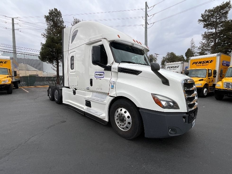 Sleeper Tractor-Heavy Duty Tractors-Freightliner-2020-T12664ST-West Sacramento-CA-665,260\n\t\tmiles-$ 57,500 - Image 1