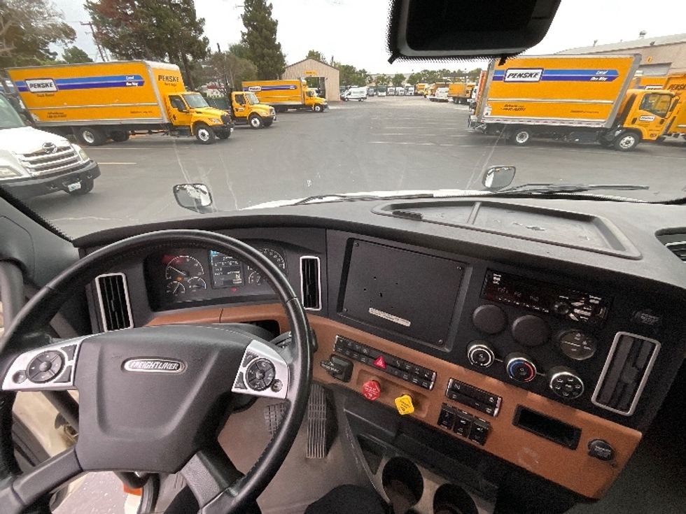 Sleeper Tractor-Heavy Duty Tractors-Freightliner-2020-T12664ST-West Sacramento-CA-665,260\n\t\tmiles-$ 57,500 - Image 11