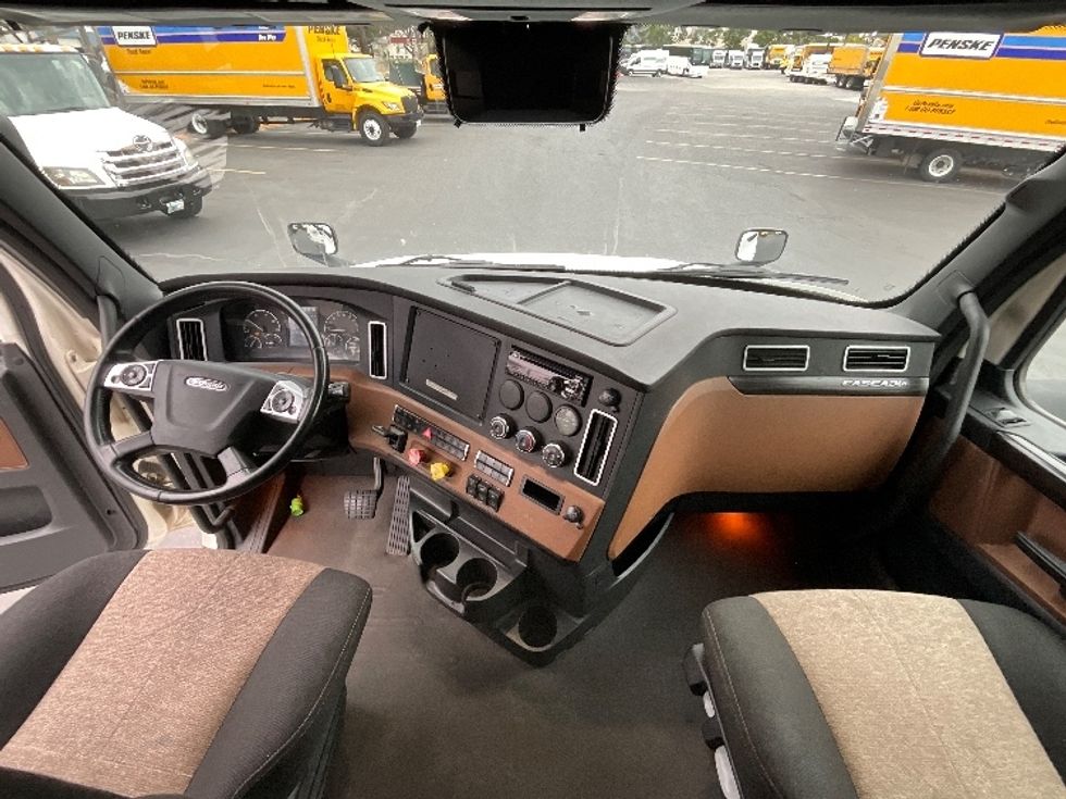 Sleeper Tractor-Heavy Duty Tractors-Freightliner-2020-T12664ST-West Sacramento-CA-665,260\n\t\tmiles-$ 57,500 - Image 12