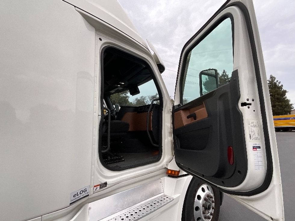 Sleeper Tractor-Heavy Duty Tractors-Freightliner-2020-T12664ST-West Sacramento-CA-665,260\n\t\tmiles-$ 57,500 - Image 13