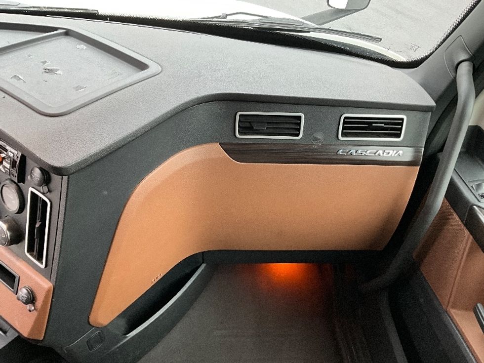 Sleeper Tractor-Heavy Duty Tractors-Freightliner-2020-T12664ST-West Sacramento-CA-665,260\n\t\tmiles-$ 57,500 - Image 14