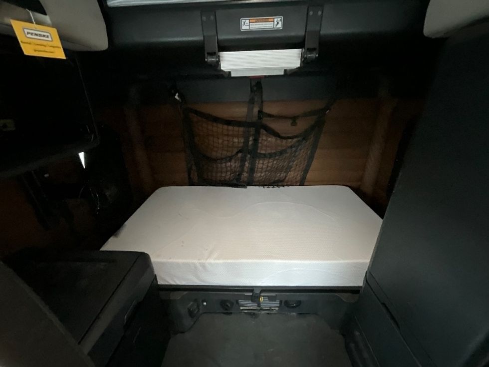 Sleeper Tractor-Heavy Duty Tractors-Freightliner-2020-T12664ST-West Sacramento-CA-665,260\n\t\tmiles-$ 57,500 - Image 16