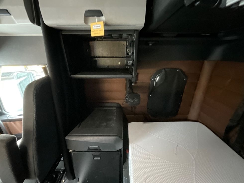 Sleeper Tractor-Heavy Duty Tractors-Freightliner-2020-T12664ST-West Sacramento-CA-665,260\n\t\tmiles-$ 57,500 - Image 18
