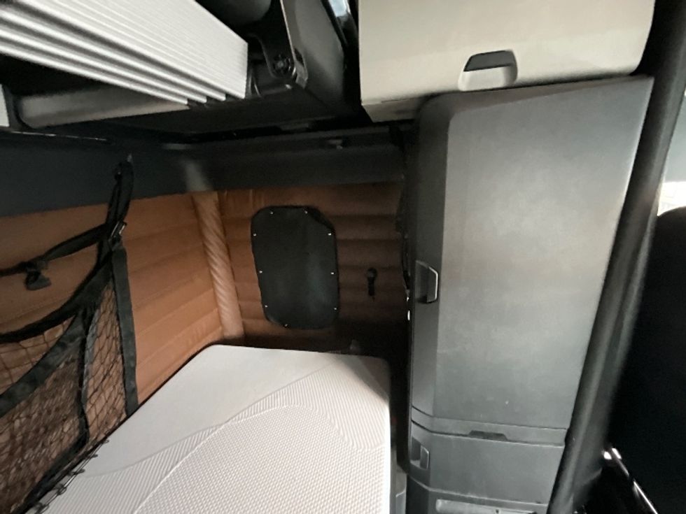 Sleeper Tractor-Heavy Duty Tractors-Freightliner-2020-T12664ST-West Sacramento-CA-665,260\n\t\tmiles-$ 57,500 - Image 19