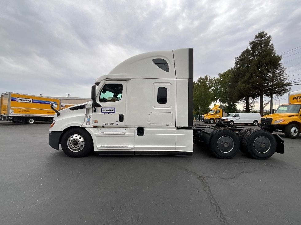 Sleeper Tractor-Heavy Duty Tractors-Freightliner-2020-T12664ST-West Sacramento-CA-665,260\n\t\tmiles-$ 57,500 - Image 4