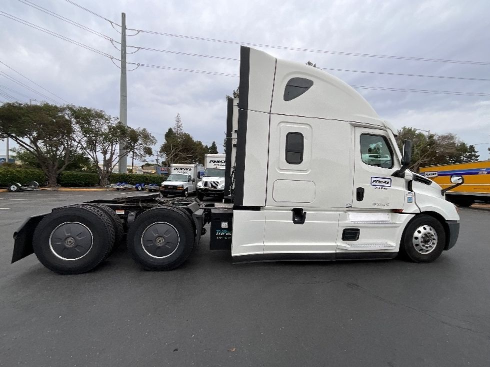 Sleeper Tractor-Heavy Duty Tractors-Freightliner-2020-T12664ST-West Sacramento-CA-665,260\n\t\tmiles-$ 57,500 - Image 8