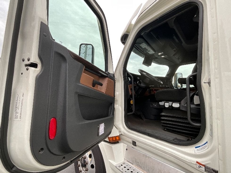 Sleeper Tractor-Heavy Duty Tractors-Freightliner-2020-T12664ST-West Sacramento-CA-665,260\n\t\tmiles-$ 57,500 - Image 9