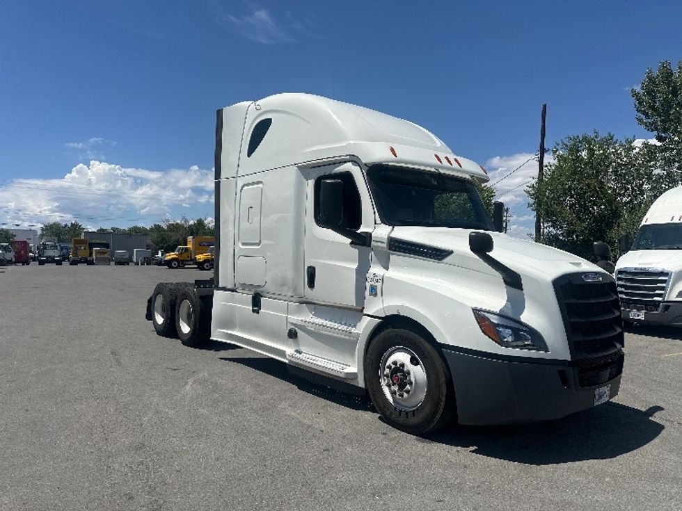 Sleeper Tractor-Heavy Duty Tractors-Freightliner-2020-T12664ST-West Sacramento-CA-692,777\n\t\tmiles-$ 55,500 - Image 1